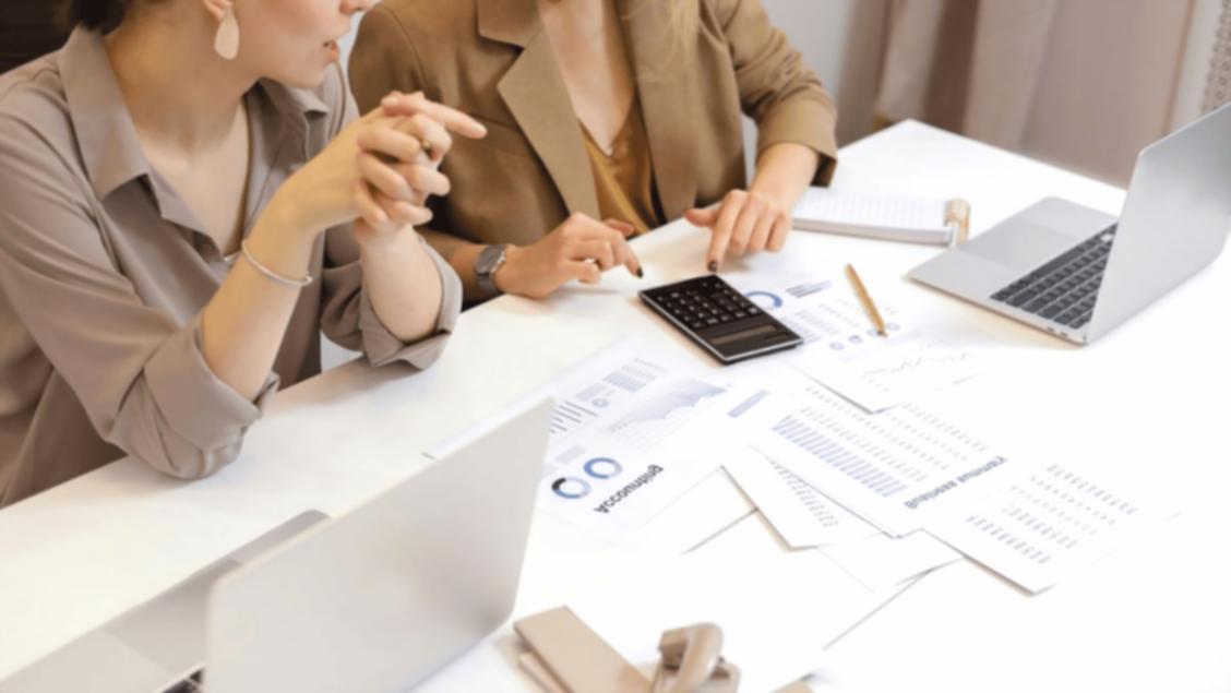 Workshop-Teilnehmer arbeiten an SEO-Strategien