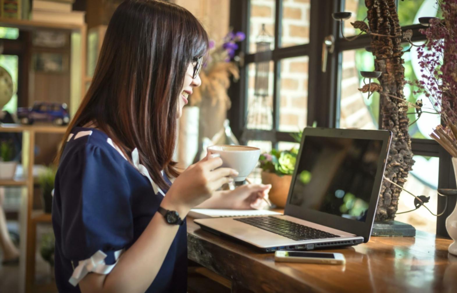 Teilnehmer bei praktischer Workshop-Arbeit mit direkter Anwendung